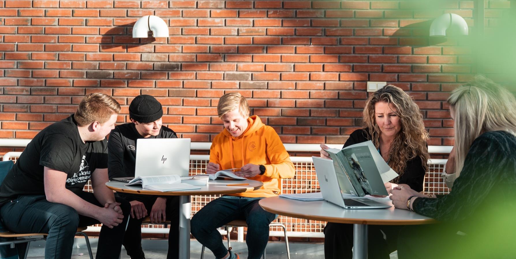 Elever som sitter og jobber i en gruppe